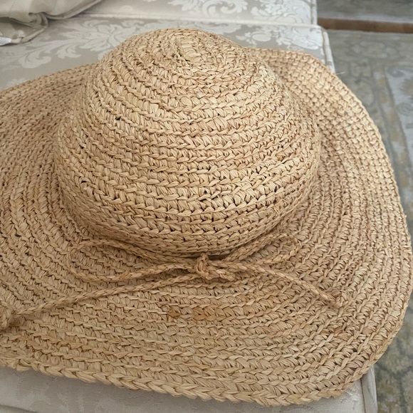 Great neutral beach hat with a wide brim - Picture 2 of 3